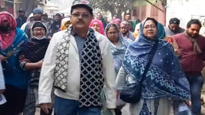 মাগুরার স্বামীর জন্য ভোটের মাঠ চষে বেড়াচ্ছেন স্ত্রী রওশন আরা