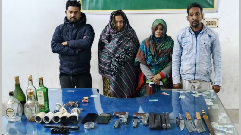 যশোরে যৌথবাহিনীর অভিযানে অস্ত্র গুলি মদসহ চারজন আটক