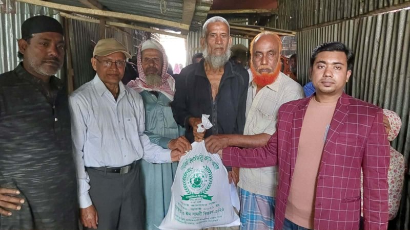 মোরেলগঞ্জে প্রবাসী দরিদ্র কল্যাণ তহবিলের উদ্যোগে ইফতার ও ঈদ সামগ্রী বিতরণ