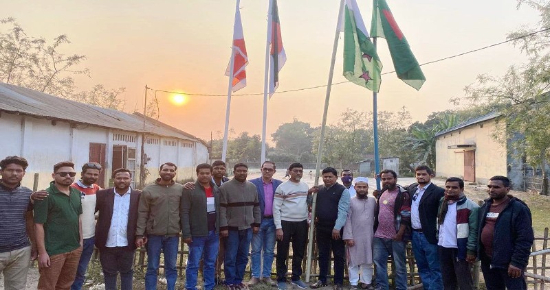 ঠাকুরগাঁওয়ে আওয়ামী লীগের অফিসে জাতীয় ও দলীয় পতাকা উত্তোলন