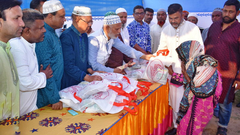 শাজাহানপুরে দুঃস্থদের মাঝে ইফতার সামগ্রী ও নগদঅর্থ বিতরণে সাবেক এমপি লালু