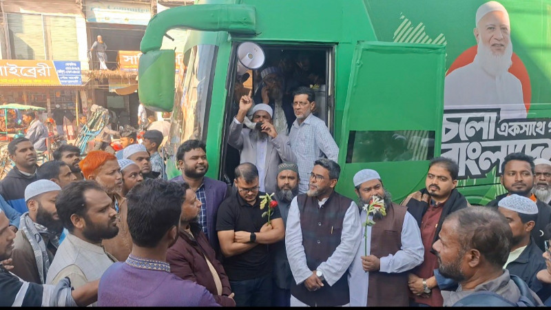 উত্তরাঞ্চল ঘুরে “চলো একসাথে গড়ি বাংলাদেশ” এ শ্লোগান নিয়ে জয়পুরহাটে জামায়াতের হ্যাঁ ভোটের পক্ষে প্রচার বাস