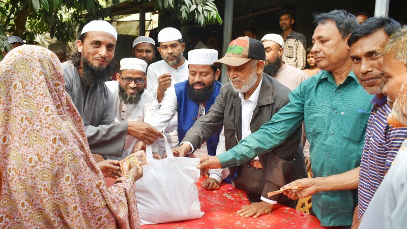 বগুড়ায় দুঃস্থদের মাঝে ইফতার সামগ্রী ও নগদঅর্থ বিতরন করলেন সাবেক এমপি লালু