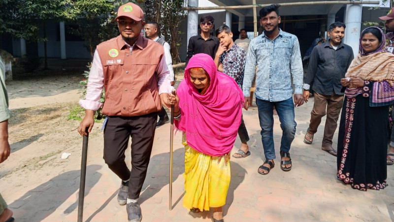 <span>(নীলফামারী-৪ আসন) / </span>অন্যের কাঁধে ভর করে ভোট দিলেন ৯০ বছর বয়সী সাজমা বেগম