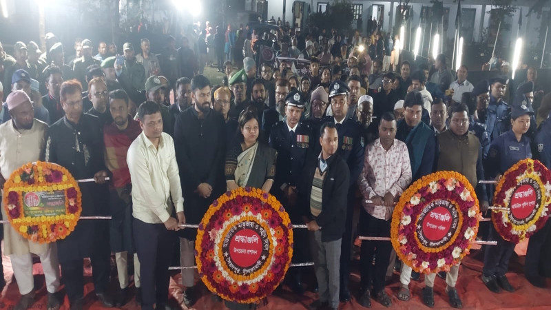 মাতৃভাষা দিবস উপলক্ষে শহীদ মিনারে মানুষের ঢল