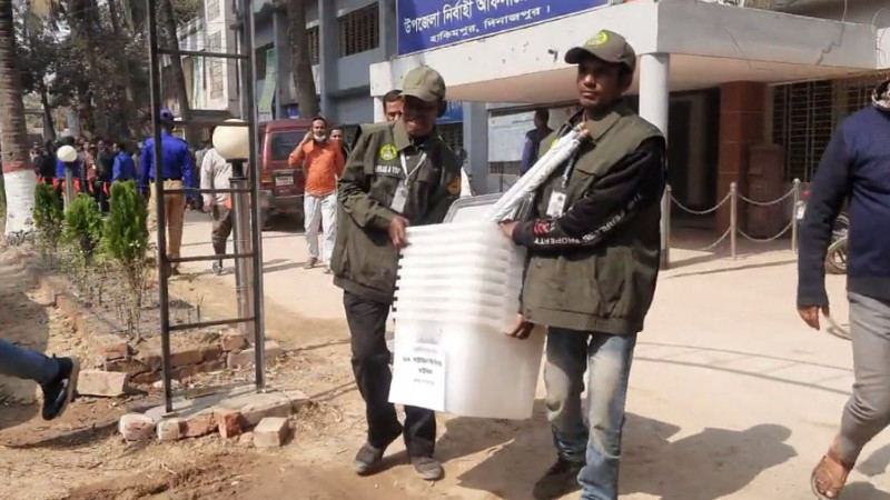 হিলিতে ত্রয়োদশ জাতীয় সংসদ নির্বাচনের নির্বাচনী সরঞ্জাম বিতরণ