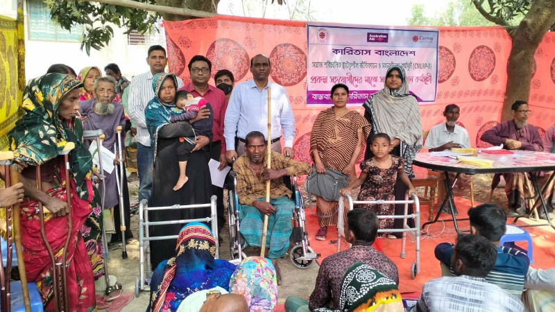 পত্নীতলায় কারিতাসের আর্থিক সহায়তা ও সহায়ক ডিভাইস প্রদান