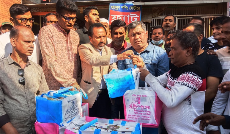 সিরাজগঞ্জে মন্ত্রী ও প্রতিমন্ত্রী পওয়াতে মিষ্টি বিতরণ