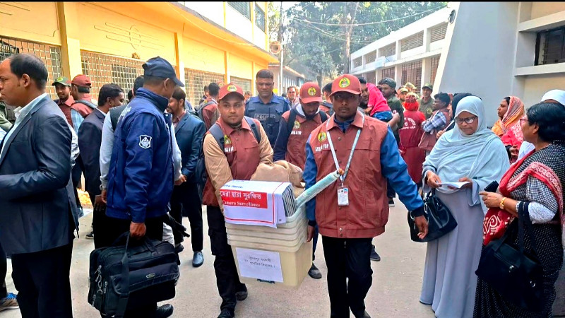 জয়পুরহাটে দু’টি আসনের ২৫৫টি ভোট কেন্দ্রে নির্বাচনী সরঞ্জাম পাঠানো হচ্ছে