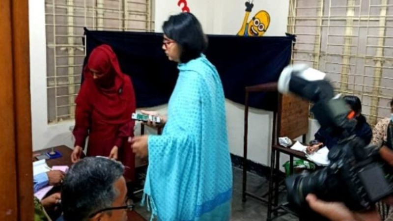 ঢাকা-৯ আসনের স্বতন্ত্র প্রার্থী তাসনিম জারা ঢাকা-১১ আসনে ভোট দিলেন