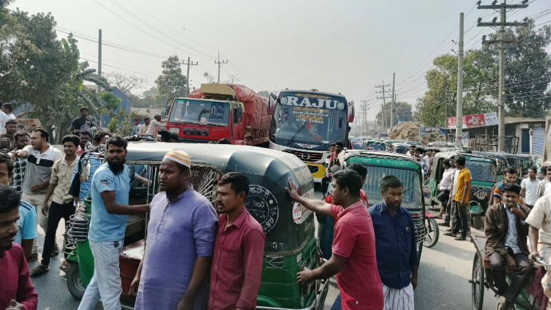 চাঁদা বন্ধের দাবীতে ঢাকা-ময়মনসিংহ মহাসড়ক অবরোধ