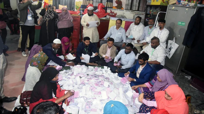 উৎসবমুখর পরিবেশে ভোটগ্রহণ শেষে গণনা চলছে