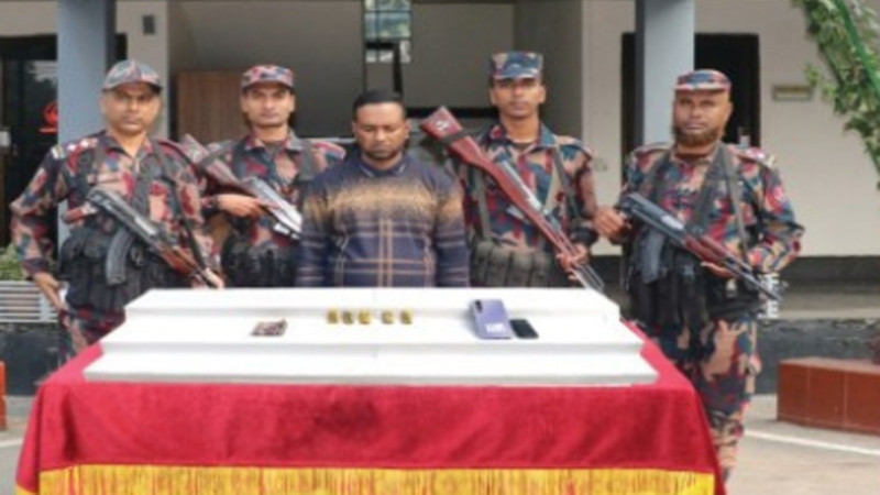 যশোরে বিজিবির অভিযানে স্বর্ণবারসহ আটক -১