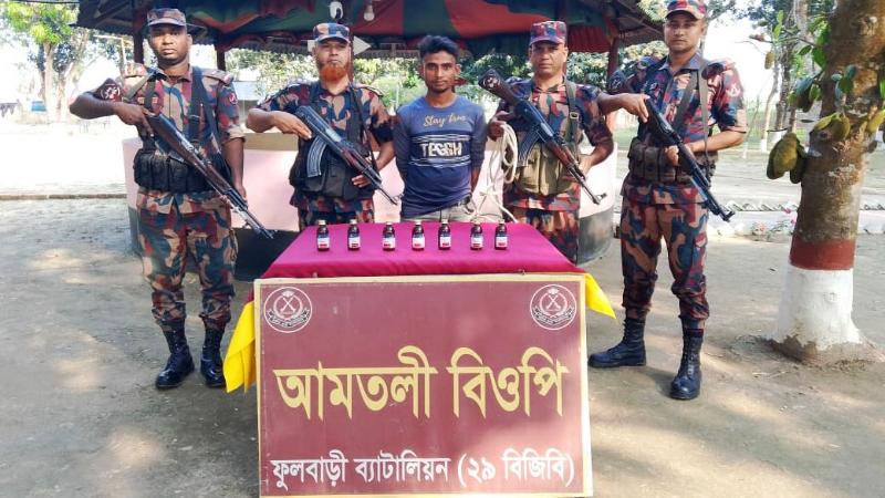 আমতলী বিওপিতে বিজিবি অভিযান চালিয়ে মাদকসহ আটক-১