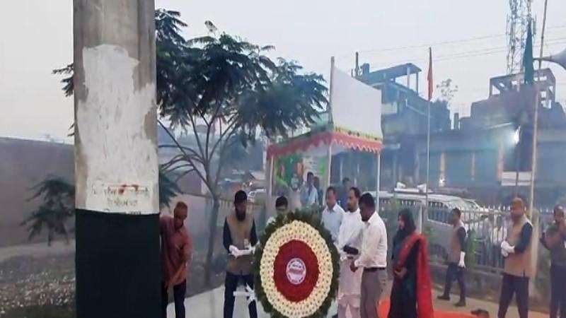 যশোরে বঙ্গবন্ধুর নাম কাপড়ে ঢেকে মলিন বিজয়স্তম্ভে শ্রদ্ধাঞ্জলি, ক্ষোভ প্রকাশ মুক্তিযোদ্ধাদের
