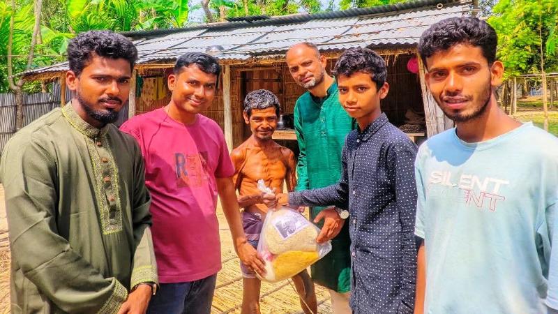 অসহায় মুখে হাসি ফোটাতে ঘরে ঘরে ঈদ সামগ্রী নিয়ে ভাংবাড়ী যুব কল্যাণ ফাউন্ডেশন