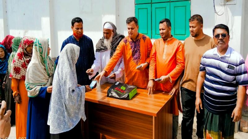 নন্দীগ্রামে দুস্থদের মাঝে নগদ অর্থ বিতরণ করলেন এমপি মোশারফ হোসেন