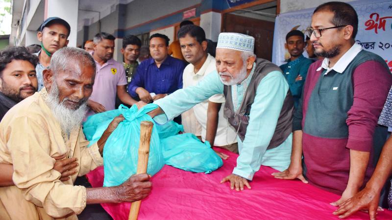 দৈনিক উত্তর কোণ পরিবারের আয়োজনে দুস্থদের মাঝে ঈদ সামগ্রী ও নগদঅর্থ বিতরণ করলেন সাবেক এমপি