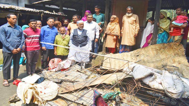 অগ্নিকান্ডে ক্ষতিগ্রস্হ বাড়িঘর পরিদর্শন ও নগদঅর্থ প্রদান করলেন সাবেক এমপি লালু