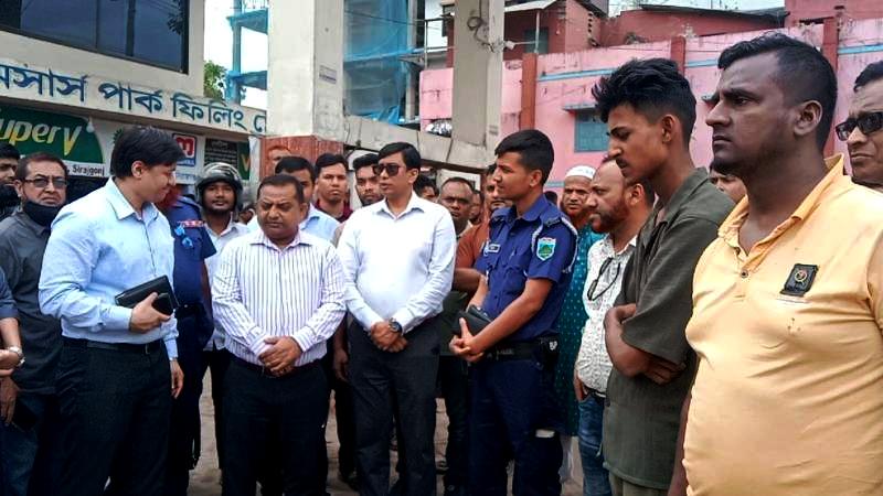 সিরাজগঞ্জে বিভিন্ন পেট্রোল পাম্পে জেলা প্রশাসকের পরিদর্শন
