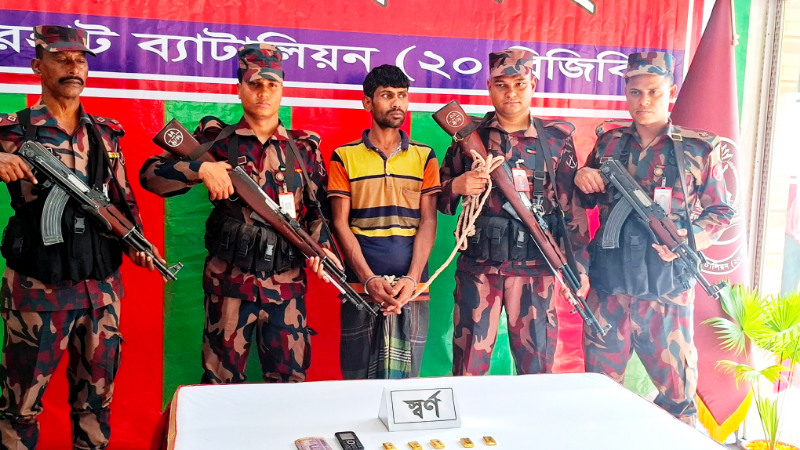 জয়পরহাটে পাঁচবিবি সীমান্ত থেকে ৫টি স্বর্ণের বারসহ পাচারকারী আটক