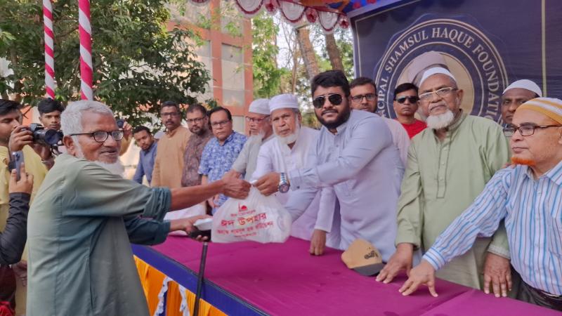 জয়পুরহাটে দুই হাজার অসহায় মানুষের মাঝে ঈদ সামগ্রী বিতরণ