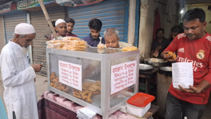 সৈয়দপুরে রমজানে মিলছে ৩ টাকায় ইফতার, ৩০ টাকায় কাচ্চি বিরিয়ানি