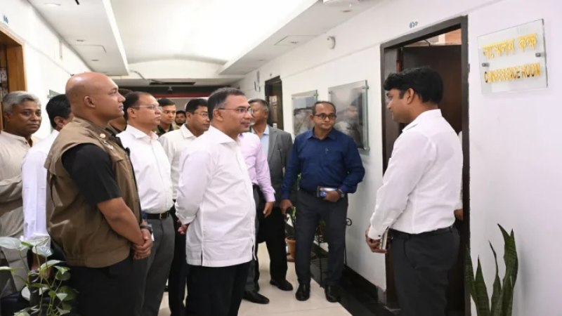 বিভিন্ন মন্ত্রণালয়ে প্রধানমন্ত্রীর ঝটিকা পরিদর্শন