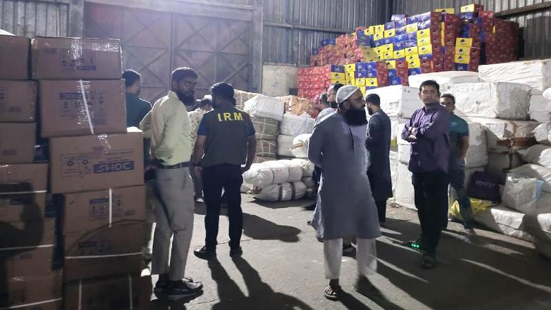 বেনাপোল স্থলবন্দরে ঘোষণা বহির্ভূত প্রায় ৬ কোটি টাকার শাড়ি-থ্রি পিস ও প্রসাধনী আটক