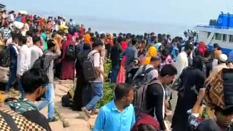 ভোলায় লঞ্চঘাটে কর্মস্থলে ফেরা মানুষের ভিড়, চরম ভোগান্তি