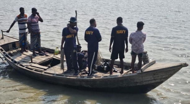 লালমোহনে লঞ্চের ধাক্কায় স্পীডবোট উল্টে পুলিশ কনস্টেবল নিখোঁজ : আহত-৫