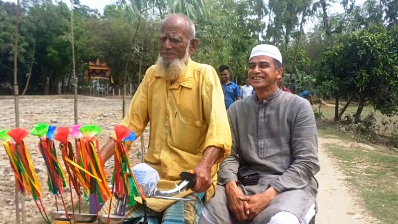 পানিসম্পদ প্রতিমন্ত্রীর সহায়তায় চুরি যাওয়া ভ্যানের বদলে নতুন ভ্যান পেলেন বৃদ্ধ