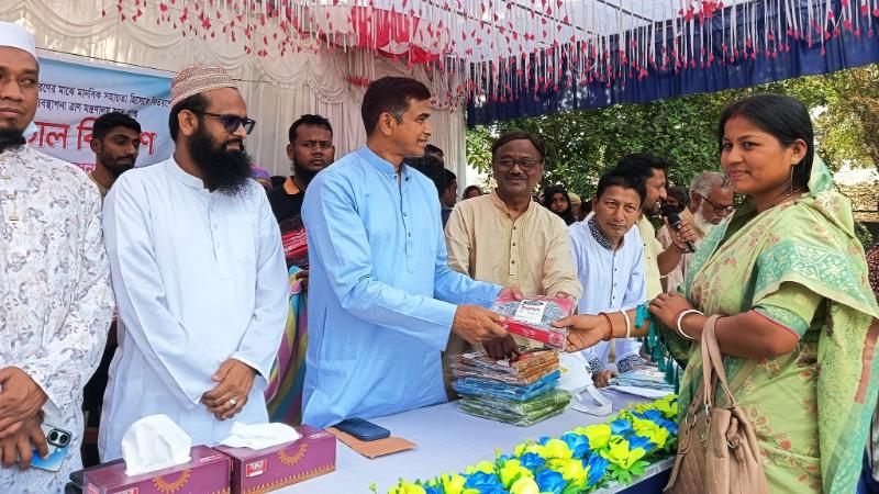 বোদায় অসহায়দের মাঝে প্রধানমন্ত্রীর ঈদ উপহারের নগদ অর্থ সহ চাউল ও শাড়ি বিতরণ