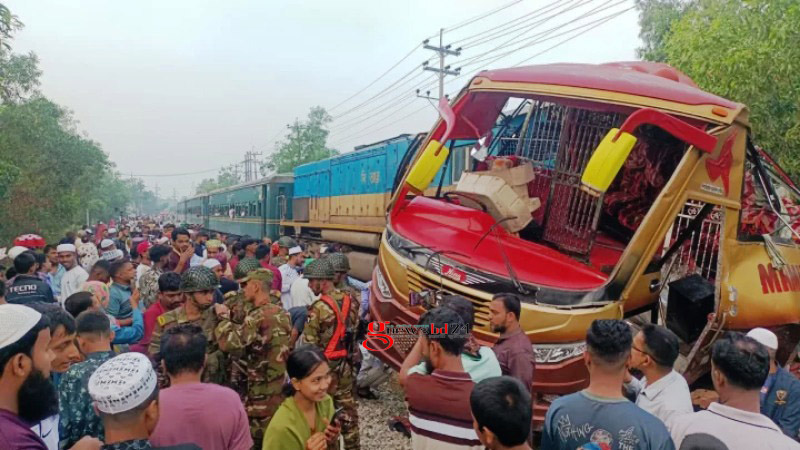কুমিল্লায় বাস-ট্রেন সংঘর্ষে নিহত ১২