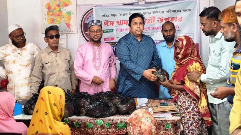 গোদাগাড়ীতে ব্যারিস্টার মাহফুজুর রহমান মিলনের সহযোগিতায় দুস্থদের মাঝে ঈদ সামগ্রী বিতরণ