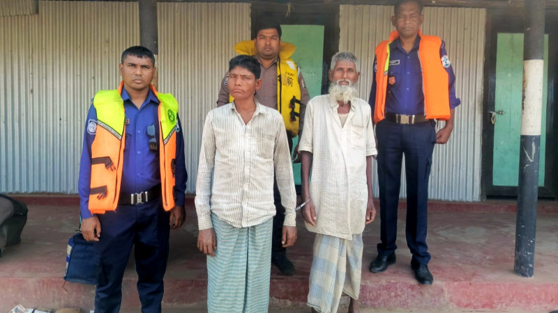 চাঁদপুরের মেঘনায় জাটকা শিকারের দায়ে নৌকা সহ দুই জেলে আটক