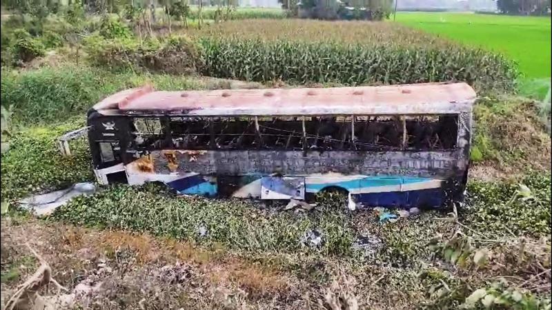 চাঁদপুরে ব্রিজের রেলিং ভেঙে বাস খাদে আগুনে পুড়েছে অধিকাংশ
