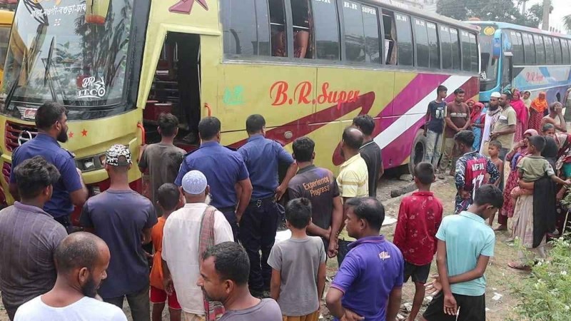 নওগাঁয় গ্যারেজে থাকা বিআর সুপার বাসের মধ্য থেকে এক হেলপারের লাশ উদ্ধার