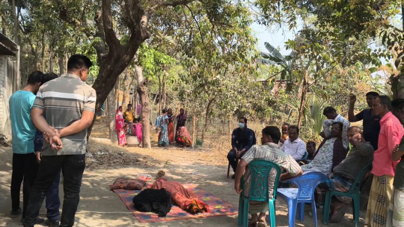 নওগাঁয় গৃহবধূকে পিটিয়ে হত্যার অভিযোগে স্বামী গ্রেপ্তার