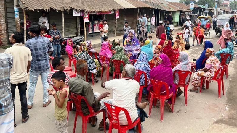 সৈয়দপুরে ড্রেনের পানি উপচে চলাচলে দুর্ভোগ এলাকাবাসীর রাস্তা অবরোধ
