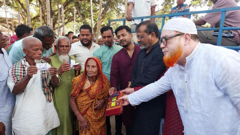 সৈয়দপুরে ৩ হাজার নরনারীকে শাড়ি-লুঙ্গি দিলেন ইকু গ্রুপের এমডি