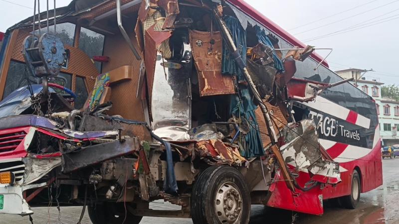 বালুর ট্রাকে চলন্ত কোচের ধাক্কায় প্রাণ গেল দুই জনের