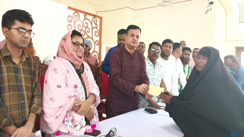 নন্দীগ্রামে ঈদ উপলক্ষে অসহায়দের মাঝে আর্থিক সহায়তা ও বস্ত্র বিতরণ