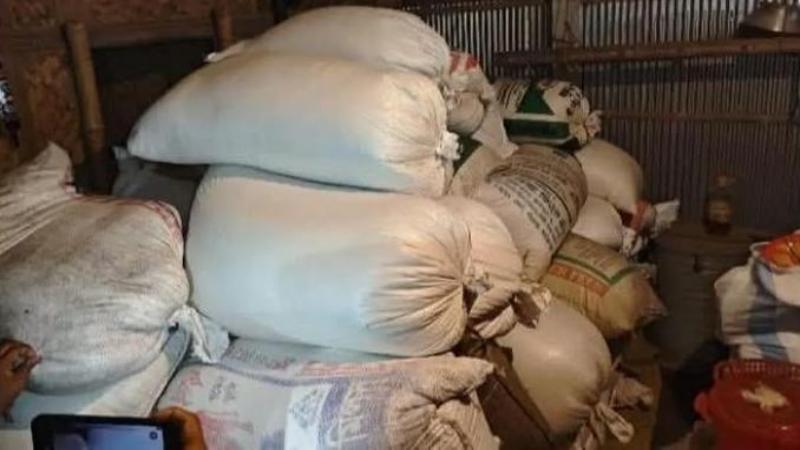 ধোপাডাঙ্গা ইউনিয়নে ভিজিএফ চাল জব্দ, অনিয়মের অভিযোগে উত্তেজনা