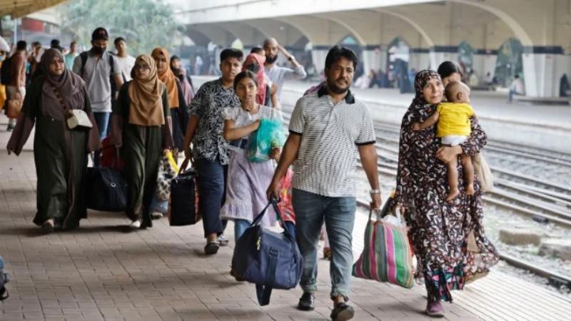 লম্বা ছুটিতে নাড়ির টানে ছুটছে মানুষ