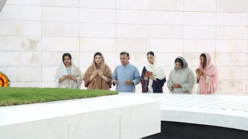 ঈদের দিন বাবা-মায়ের কবর জিয়ারত করেছেন প্রধানমন্ত্রী