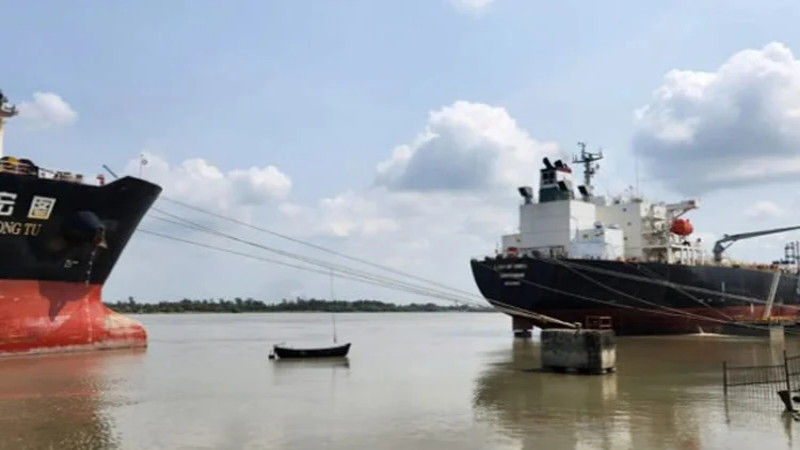মার্চের ২২ দিনে চট্টগ্রাম বন্দরে ২৫ জাহাজ জ্বালানি খালাস