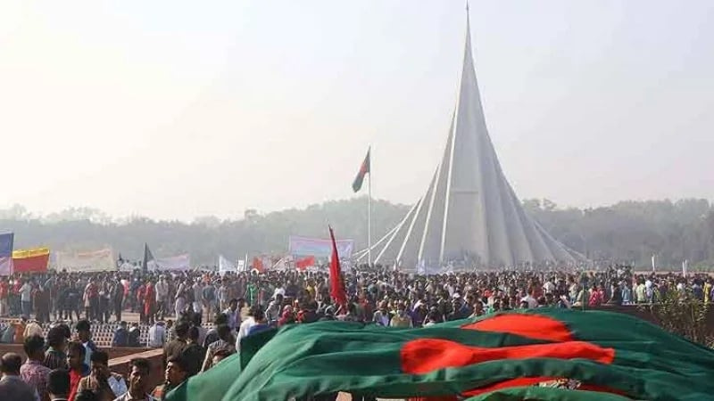 স্বাধীনতা দিবসে জাতীয় স্মৃতিসৌধে জনতার ঢল