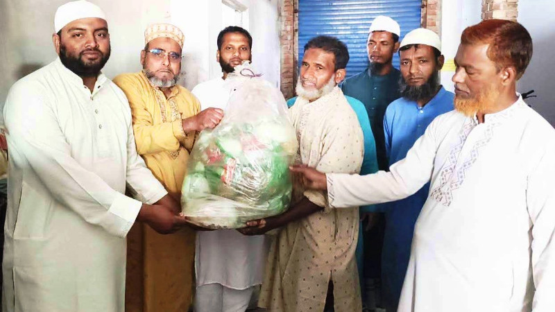 পোরশায় জামায়াতের ইফতার সামগ্রী বিতরণ
