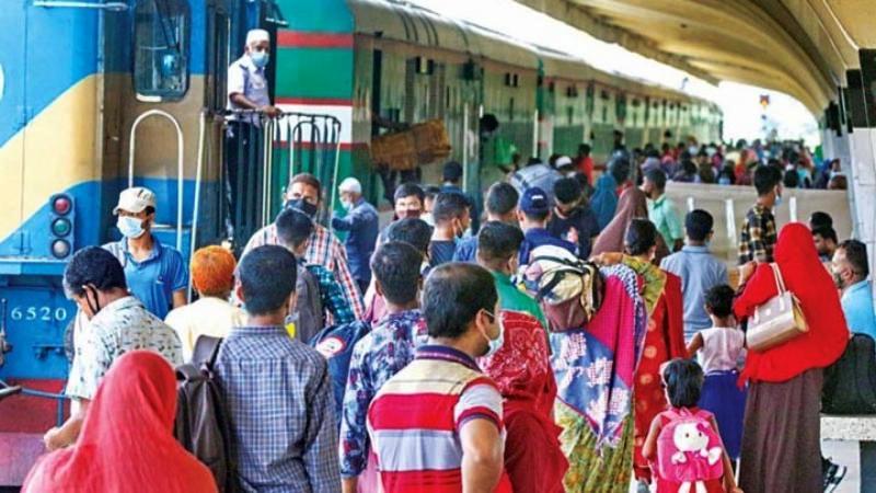 কমলাপুর স্টেশনে ঘরমুখো মানুষের ঢল